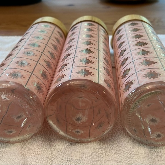 3 R & R GLASS WATER BOTTLE 19.3 FL. OZ
Snowflake Pink Pattern. - Picture 4 of 7